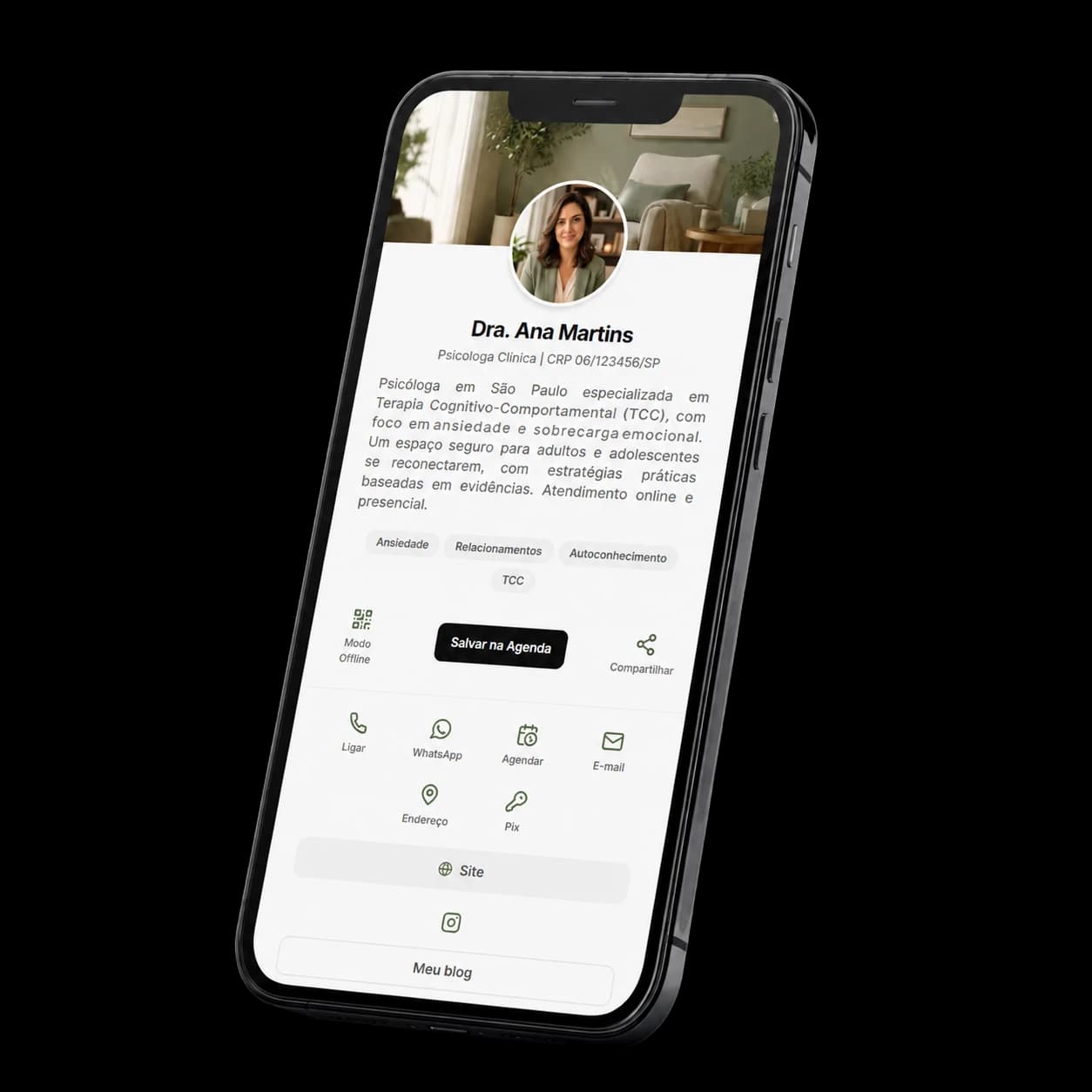 Cartão de visita digital para designers aberto na tela de um celular